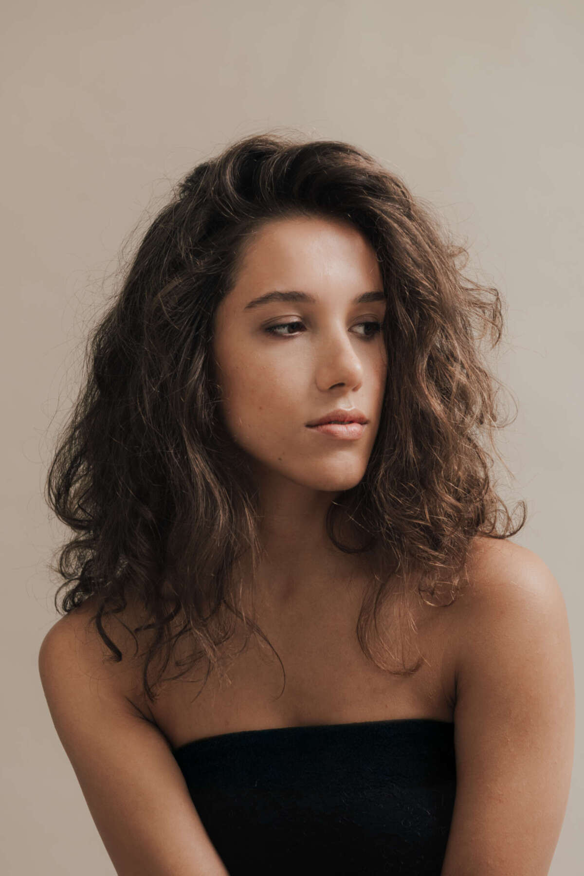 Jazzsängerin Alma Naidu mit nachdenklichem Blick – ihr fein nuancierter Sound zwischen Jazz, Soul und cineastischen Klangfarben im April live im Theaterstübchen Kassel. | (c) Viktoriya Zayika