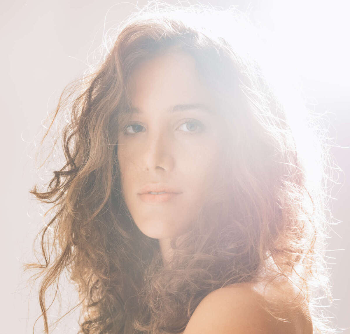 Alma Naidu im sanften Gegenlicht – preisgekrönter Jazz live im Theaterstübchen Kassel genießen.