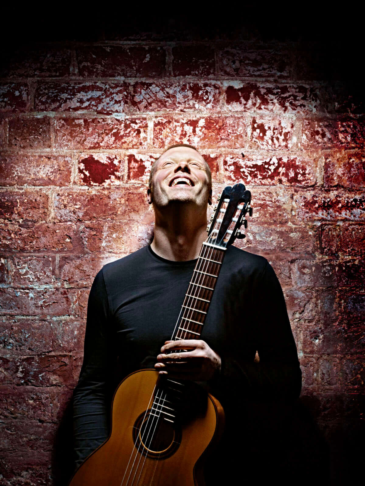 Ein Moment voller Hingabe: Gitarrist Malte Vief – musikalische Fusion aus Klassik, Rock und virtuoser Spielfreude live im BAC Theater Bad Arolsen. | (c) Christian Debus