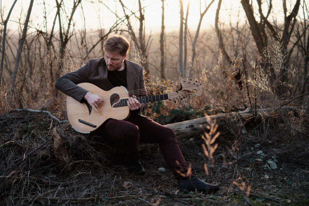 Malte Vief mit Aliquot-Gitarre in der Natur – Am 30. Mai 2026 kann man seine "HeavyClassic" live im BAC Theater Bad Arolsen erleben | (c) Etienne Lehnen