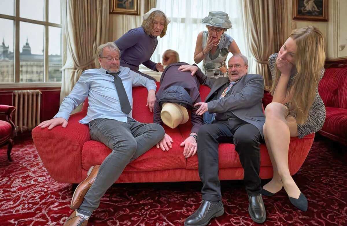 Außer Kontrolle im BAC-Theater (Probenfoto) Auf der Hotelcouch von Richard Willey (Jens Guske, links) ist alles „AußerKontrolle“ geraten. Schwester Gladys (Sabine Ehringhausen), ein „lebloser Körper“ (Wolfgang Hergesell), Ehefrau Pamela (Zita Schlegel), Assistent George (Bernd Schlei) und Jane (Marie
Nebel) sind fassungslos. | (c) Gerd Brückmann