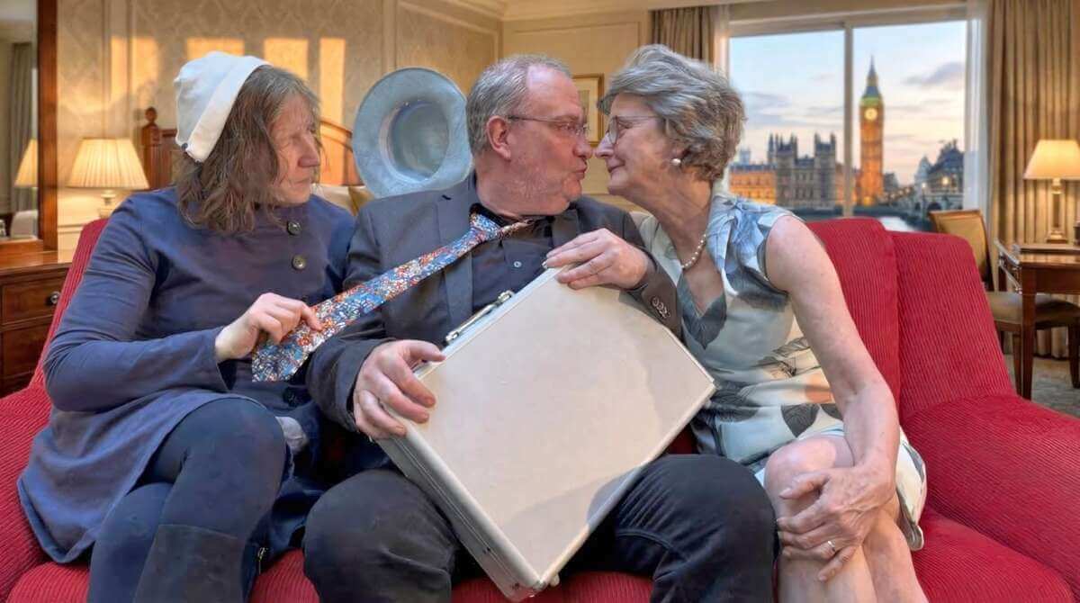 »Außer Kontrolle« Eine britische Farce von Ray Cooney im BAC-Theater (Probenfoto) - die Hotel Couch spielt dabei eine ganz besondere Rolle. | (c) Gerd Brückmann