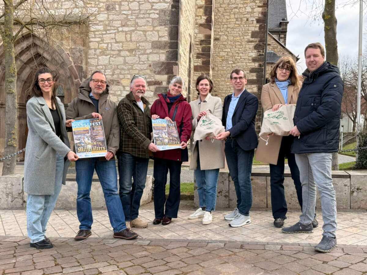 Präsentation des Plakats für das »Warburger Hansefest 2026« mit Vertretern aller Beteiligten | (c) Wildwechsel