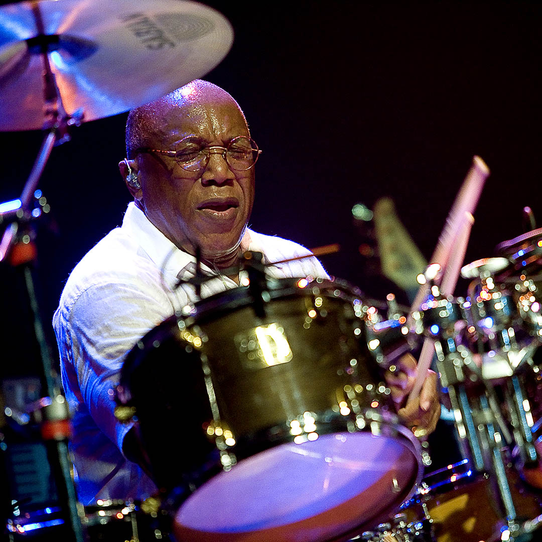 Drummer-Legende Billy Cobham entfaltet am Drumset eine mitreißende Mischung aus Jazz, Fusion und rhythmischer Virtuosität! Anfang Mai wird er live in Kassel im im Schauspielhaus des Staatstheaters Kassel  zu erleben sein! | (c) Anton Antonov