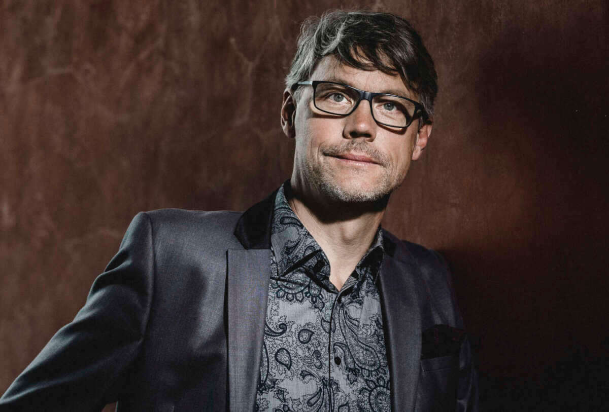 Kabarettist Christoph Sieber bleibt dran: In »Weitermachen« verbindet er analytischen Scharfsinn mit präzise gesetzten Pointen | (c) T. Kurda