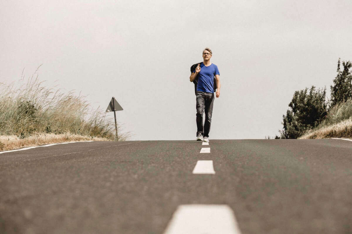 Kabarettist Christoph Sieber bleibt auf Kurs: Mit seinem Programm „Weitermachen“ kommt er pointiert und wach nach Gudensberg | (c) T. Kurda