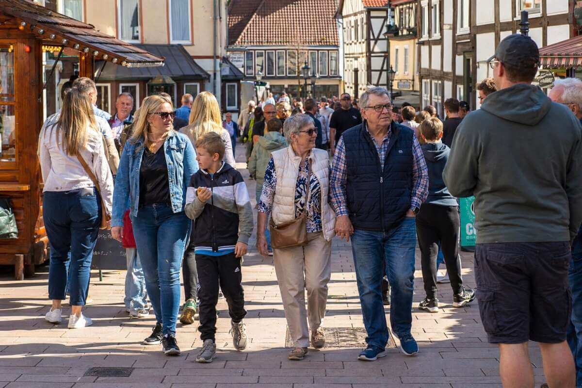 Buntes Treiben in der Altstadt von Hofgeismar: Besucher schlendern beim Dornröschenfest entspannt durch die Fachwerkstraßen, entdecken Stände und genießen die besondere Atmosphäre des beliebten Märchen- und Familienfestes. Dornröschenfest Hofgeismar - KI generiert - (c) Wildwechsel
