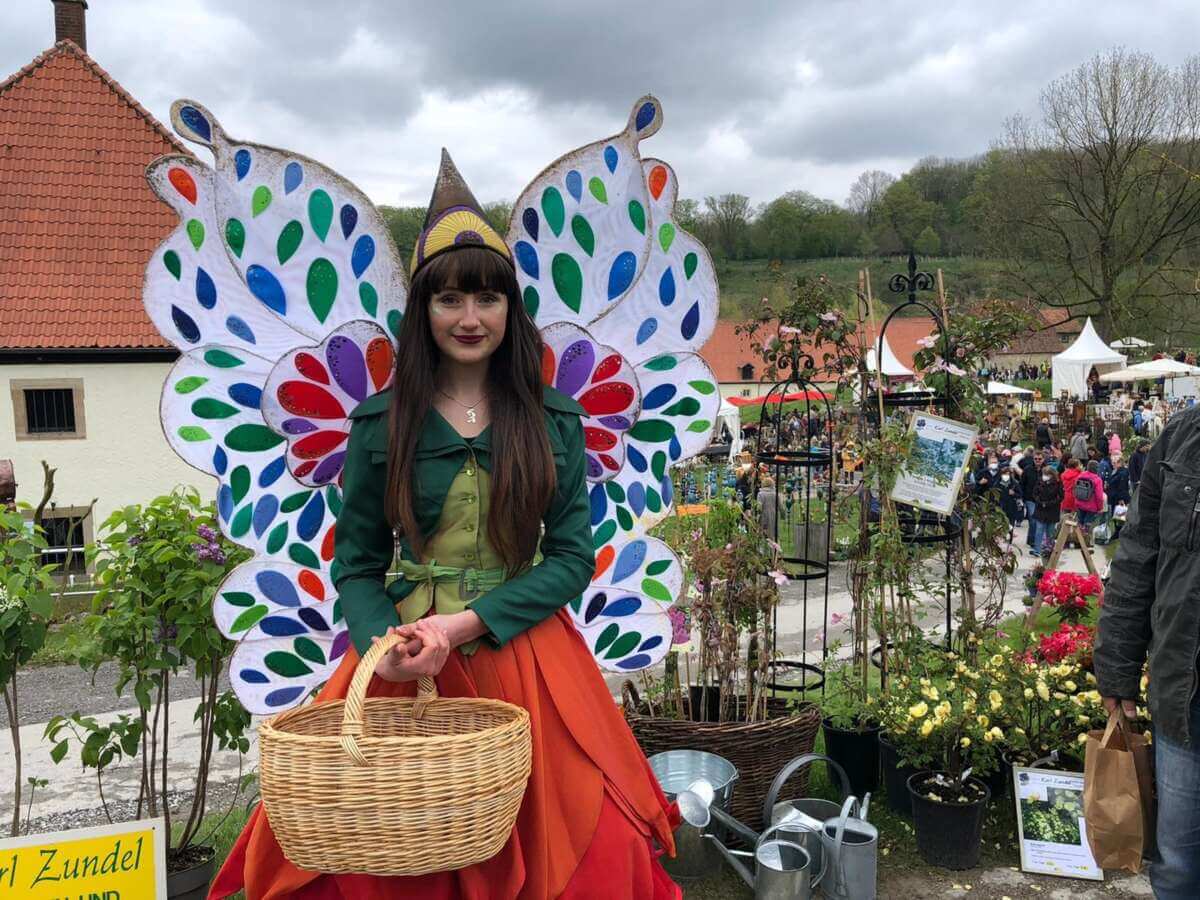 Kommt auch zum Hansefest Warburg: Elfe Holli, hier beim Gartenmarkt Dahlheim | (c) Stadt Höxter
