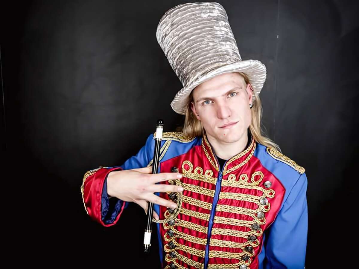 Fabian Regenbogen | (c) Fabian Regenbogen Fabian Regenbogen bringt bei den Kulturtagen Bettenhausen 2026 visuelle Magie und feinen Humor zusammen: Im auffälligen Kostüm und mit Requisit entsteht ein charmanter Mix aus Zauberkunst und Bühnenpräsenz.