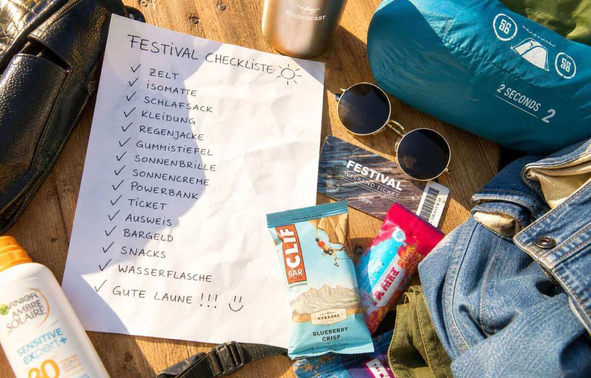 Festival Packliste Checkliste mit abgehakten Must-haves wie Zelt, Schlafsack, Powerbank und Camping Ausrüstung