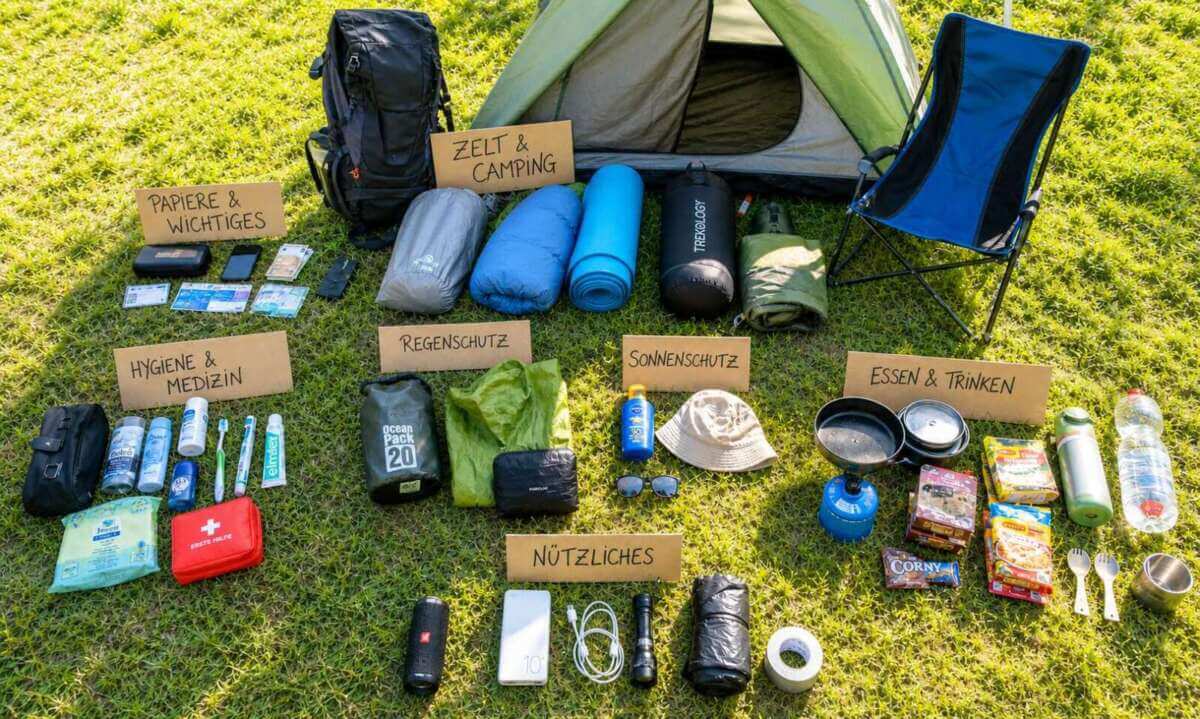Festival Packliste komplett mit Camping Ausrüstung, Hygieneartikeln, Essen und Technik übersichtlich angeordnet - KI-Foto - (c) Wildwechsel