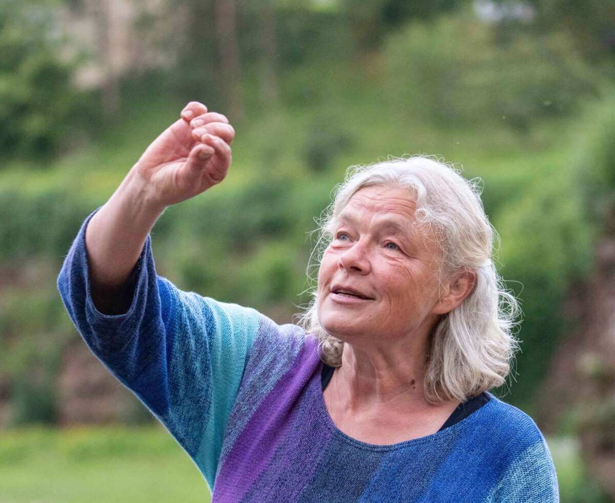 Gudrun Rathke - 08 05 26 | (c) Sabine Schreiber Gudrun Rathke bringt bei den Kulturtagen Bettenhausen 2026 ihre poetische Erzählkunst ins Programm: Mit ausdrucksstarker Geste und wachem Blick zieht sie das Publikum mitten hinein in ihre lebendigen Geschichten.