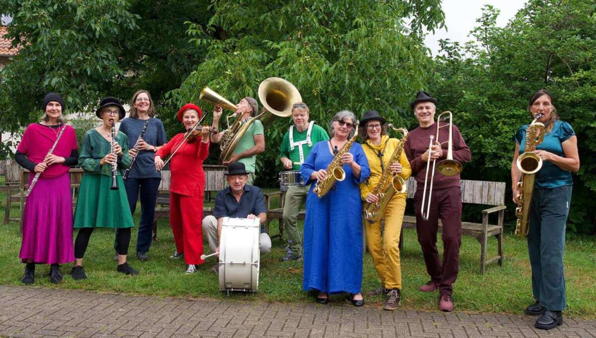 Bunt gekleidet, klangstark und voller Energie: Das Jessiebrasscollective steht exemplarisch für die facettenreiche Ausrichtung der Kulturtage Bettenhausen 2026 und verbindet musikalische Vielfalt mit sichtbarer Spielfreude im Grünen. | (c) Friederike Wagner