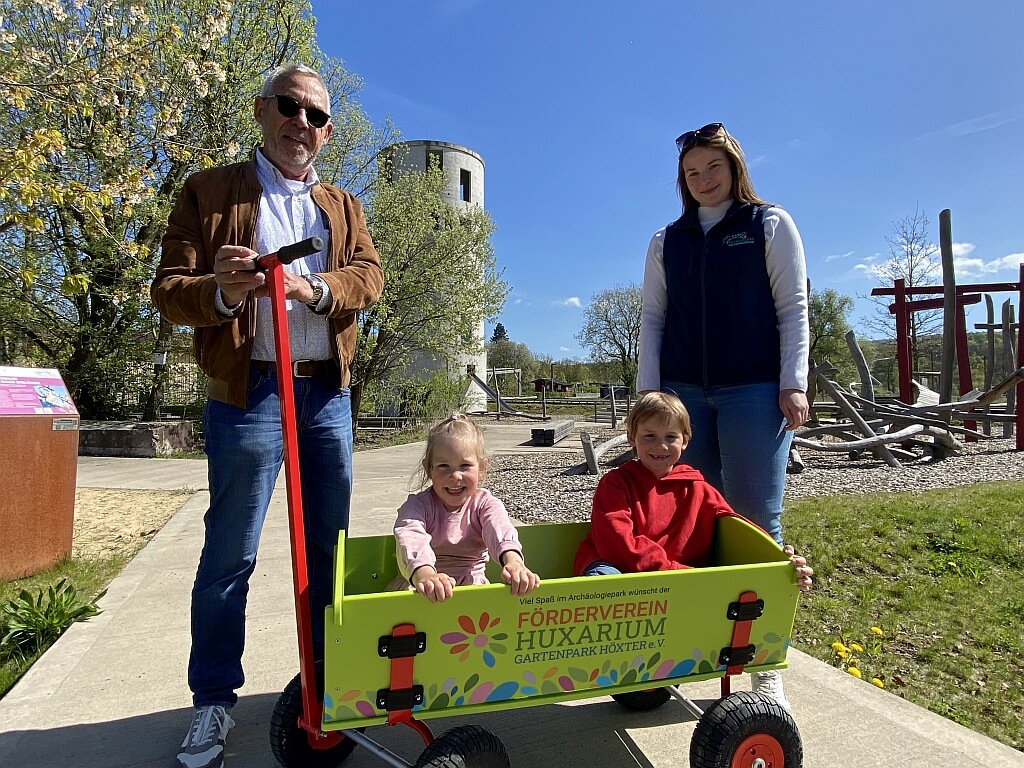 Mobil im Gartenschaupark - Bollerwagen-Förderverein-Irgang-Alberding - (c) Huxarium Gartenpark Höxter