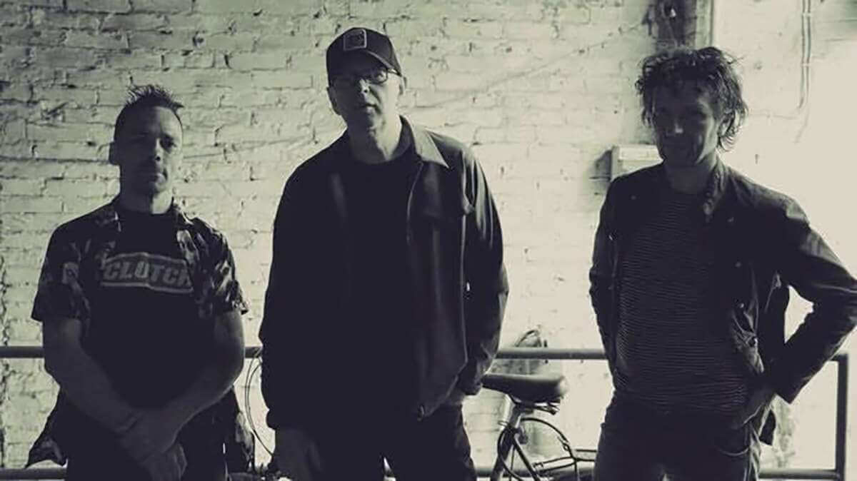 More Songs About Sex | 08 05 26 - (c) S. Kletetzka Zwischen Schatten, Backstein und klaren Linien: More Songs About Sex stehen für den kantigen, musikalischen Kontrast im Programm der Kulturtage Bettenhausen 2026 und liefern energiegeladenen Indie mit Haltung.