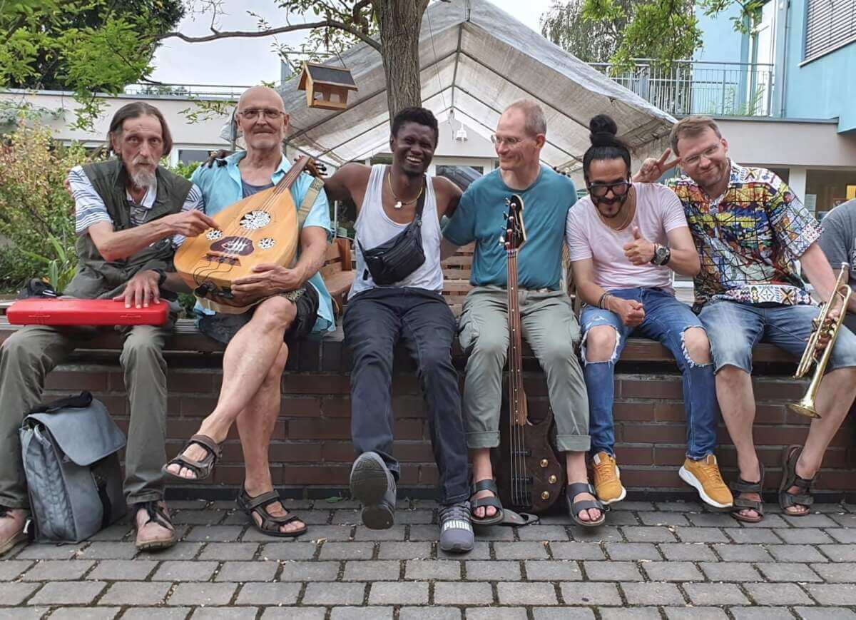 Palaver Rhababa | 10 05 26 - (c) Stefan Nadolny Locker auf der Mauer, musikalisch um die Welt: Palaver Rhababa stehen bei den Kulturtagen Bettenhausen 2026 für interkulturelle Sounds, die unterschiedlichste Einflüsse verbinden und dabei pure Lebensfreude ausstrahlen.