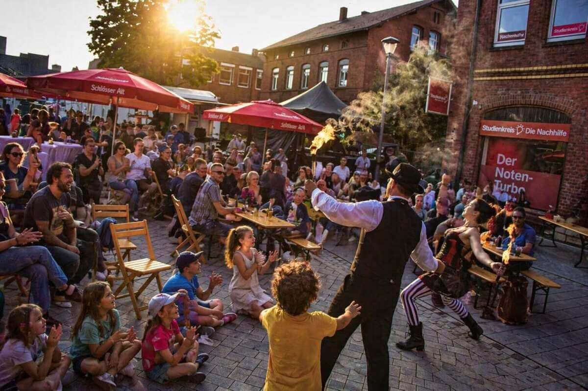 Staunende Gesichter und heiße Flammen: Beim Stadtfest Brakel 2025 begeisterte eine spektakuläre Feuershow das Publikum und sorgt für besondere Momente zwischen Kirmes, Live-Musik und sommerlicher Abendstimmung. Vielleicht auch beim Stadtfest Brakel 2026? | Ki-generiert - (c) Wildwechsel.de