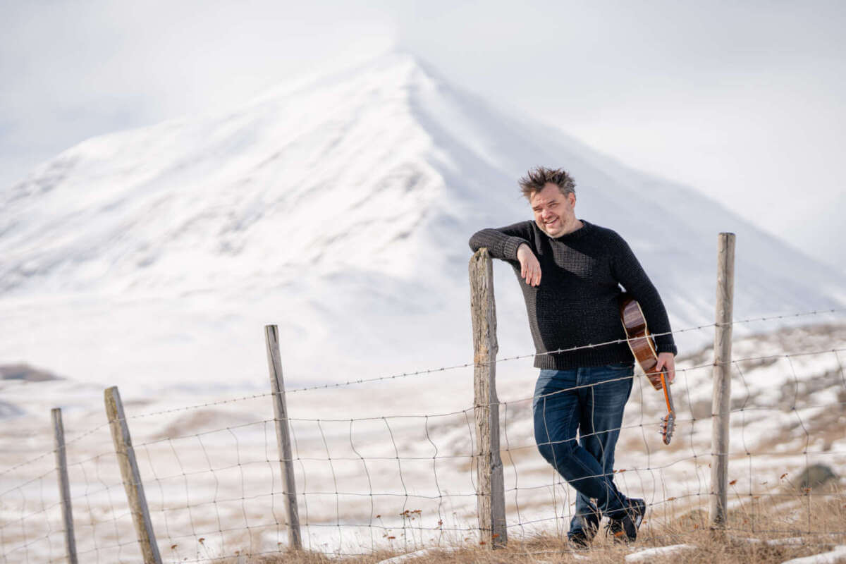 Svavar Knútur | (c) Sindri Swan Svavar Knútur bringt bei den Kulturtagen Bettenhausen 2026 nordische Klanglandschaften ins Programm: Mit Gitarre vor weiter Naturkulisse entsteht eine ruhige, eindringliche Stimmung zwischen Folk, Melancholie und Wärme.