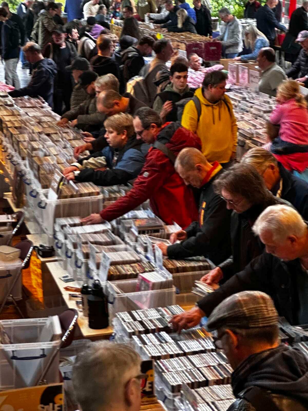 Plattenfans auf der Jagd | Schallplattenbörse | (c) Agentur Lauber