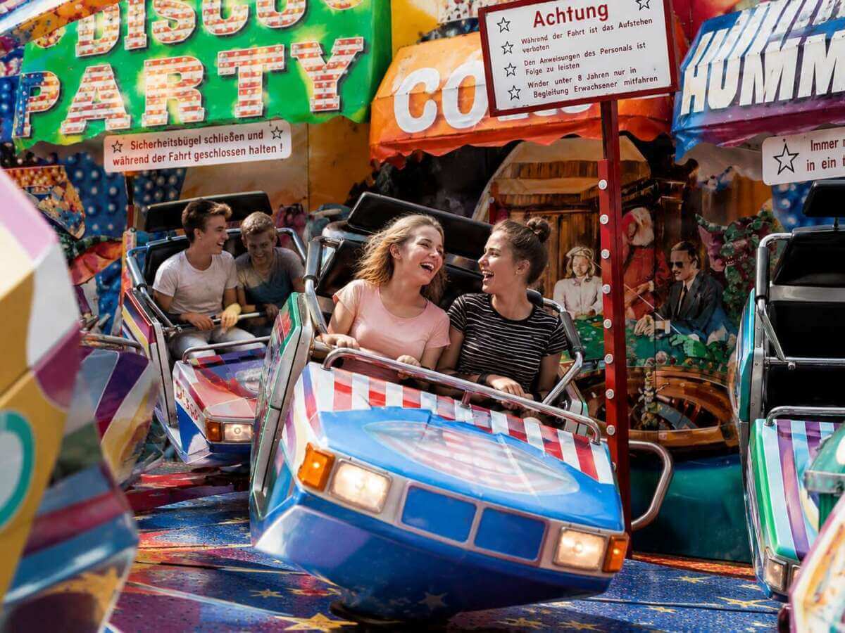 Das Marburger Hafenfest sorgt regelmäßig für jede Menge gute Laune. Nicht nur durch seinen Live Programm, sondern auch durch die vielen Kirmes Attraktionen. - Archiv-KI-Foto - (c) Wildwechsel