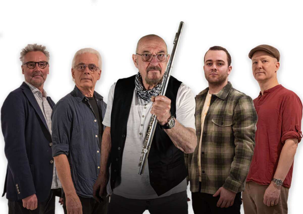 Das Bild zeigt fünf Musiker vor weißem Hintergrund. In der Mitte steht Ian Anderson mit Querflöte in der Hand, die anderen Bandmitglieder stehen links und rechts neben ihm. Jethro Tull treten beim Butzbach Open Air 2026 auf und präsentieren sich als Band mit Ian Anderson an der Querflöte. | (c) dmc music