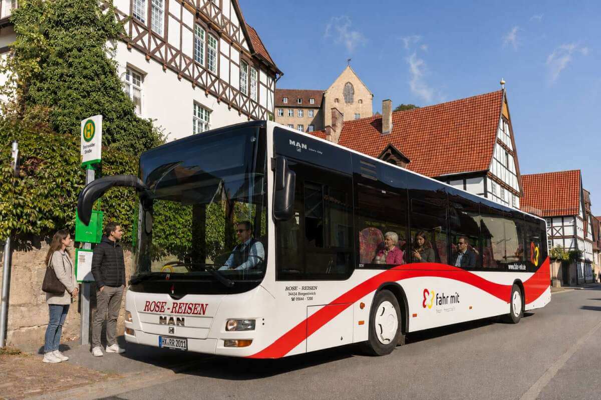 Sonderbusverkehr und Fahrpläne der Oktoberwoche Warburg - (c) Wildwechsel - KI-Foto