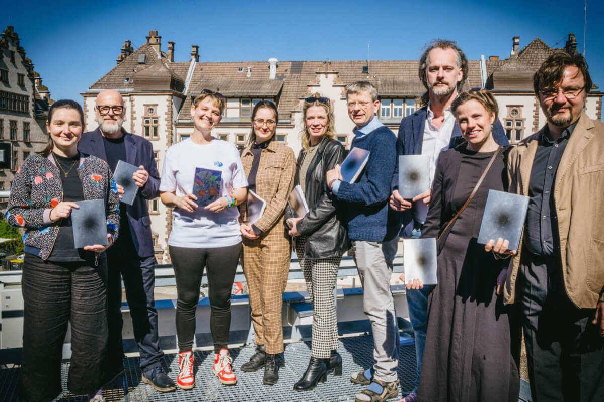 Das Künstlerische Leitungsteam auf dem Dach des INTERIM. V.l.n.r. Bernadette Binner, Thorsten Teubl, Barbara Frazier, Teresa Martin, Sarah Franke, Tobias Geismann, Florian Lutz, Ann-Katrin Franke und Ainārs Rubiķis | (c) Anja Pawliczek