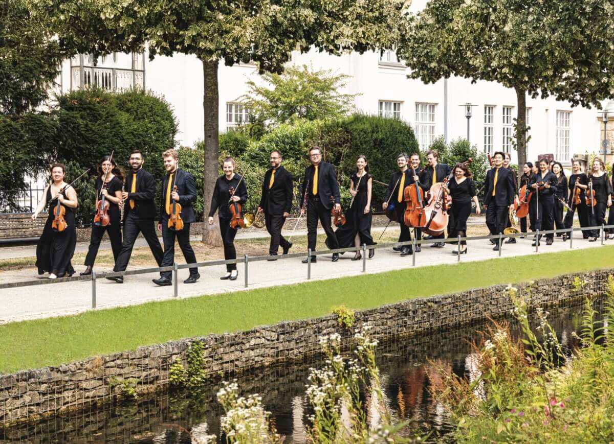 Detmolder Kammerorchester mit Instrumenten auf einem gemeinsamen Spaziergang im Freien - (c) Eva Maria Richter