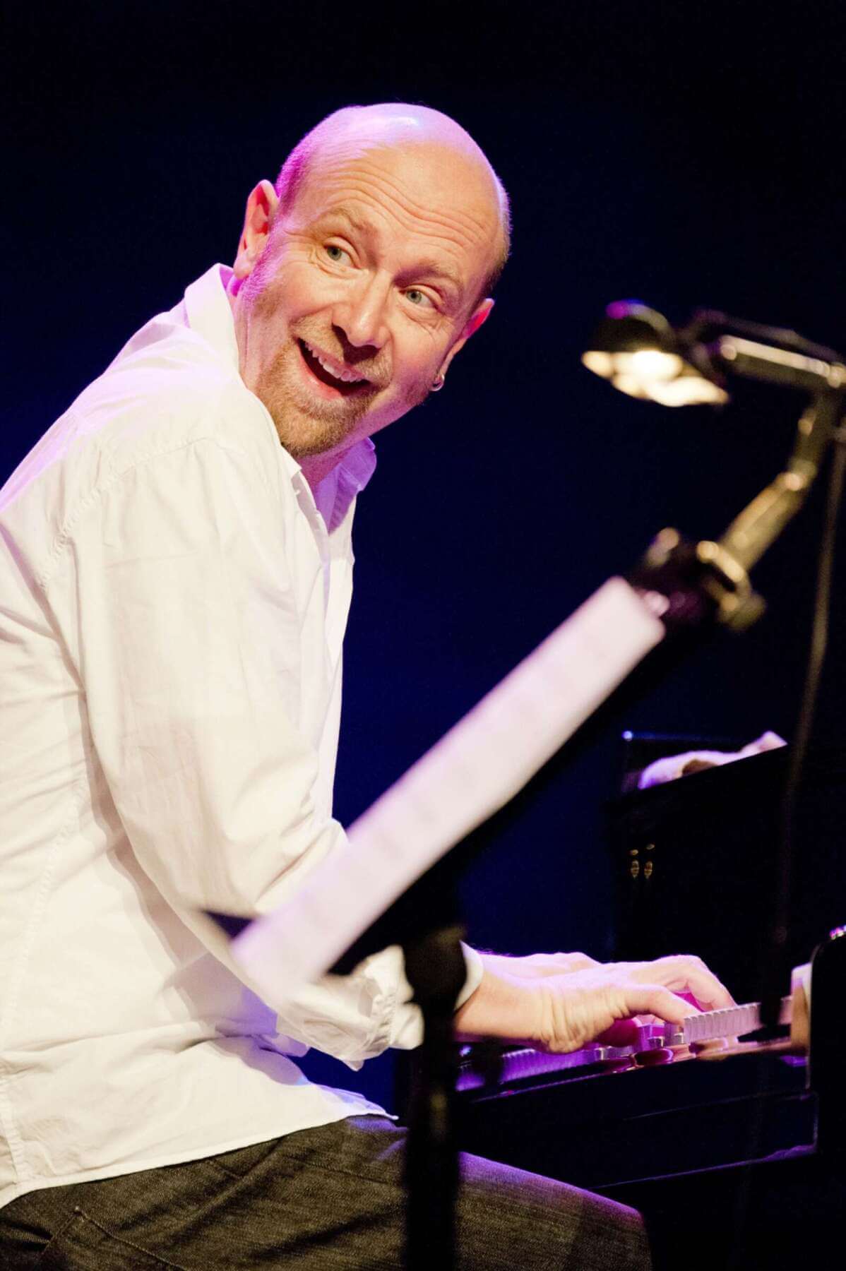 Pianist Edgar Knecht am Flügel während eines Konzerts | (c) Nils Klinger