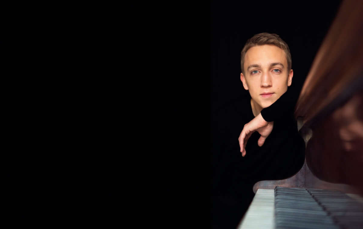 Porträt des Pianisten Fabian Müller, Künstler beim Via Nova Kunstfest Corvey 2026. | (c) Fabian Müller