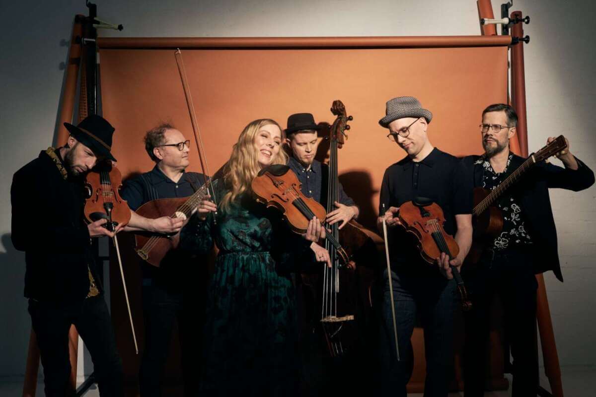 Die finnische Folk-Band Frigg mit mehreren Streichinstrumenten und Gitarre auf einem Pressefoto | (c) Frigg