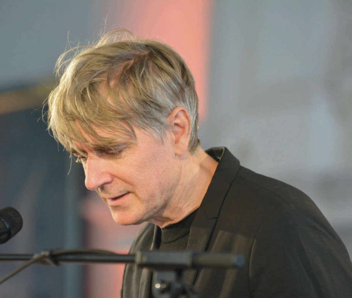 Schauspieler Jens Harzer bei einer Lesung am Mikrofon -  | (c) Jens Harzer