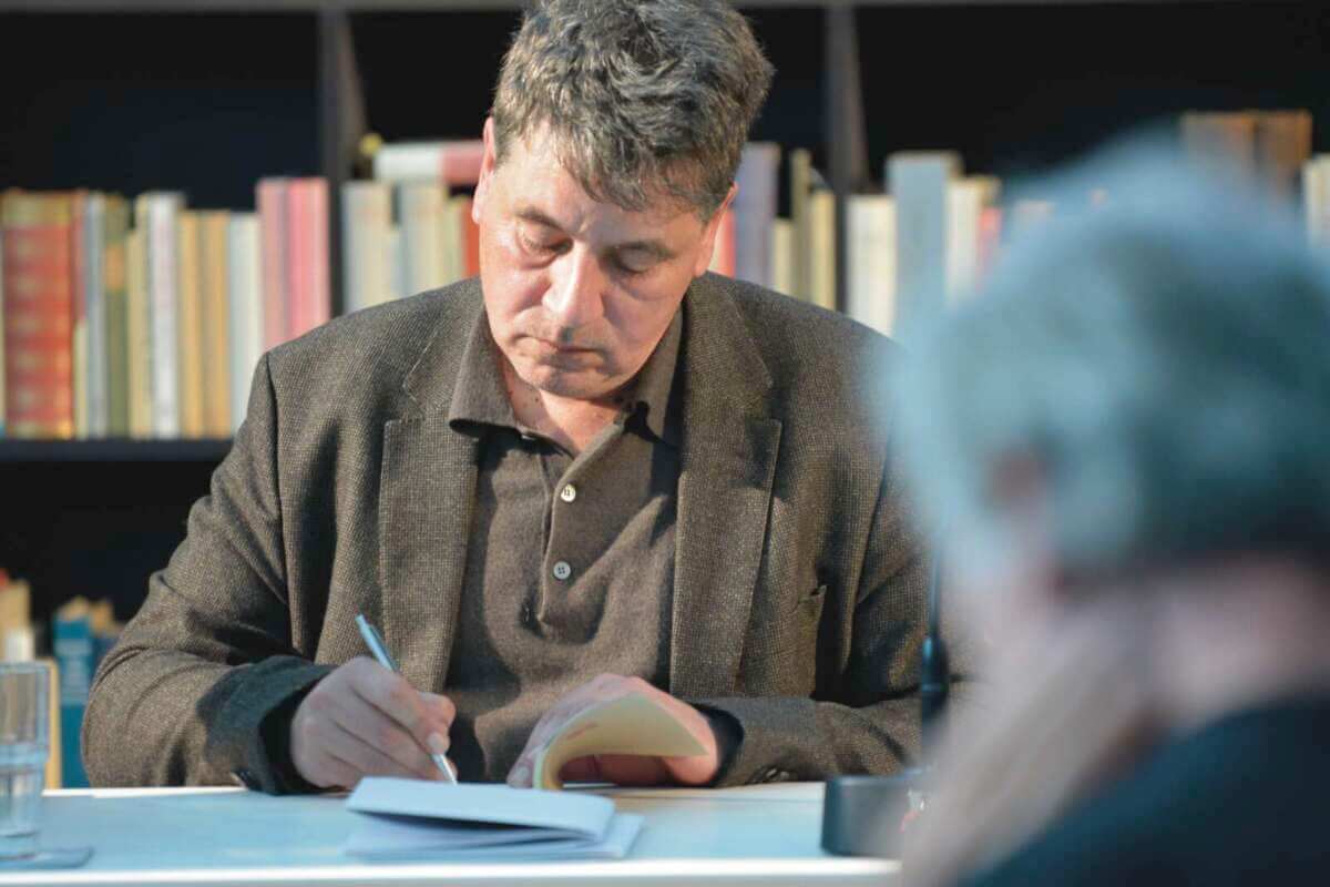 Schriftsteller Marcel Beyer signiert Bücher bei einer Lesung als Gast des Via Nova Kunstfests Corvey 2026. | (c) Marcel Beyer