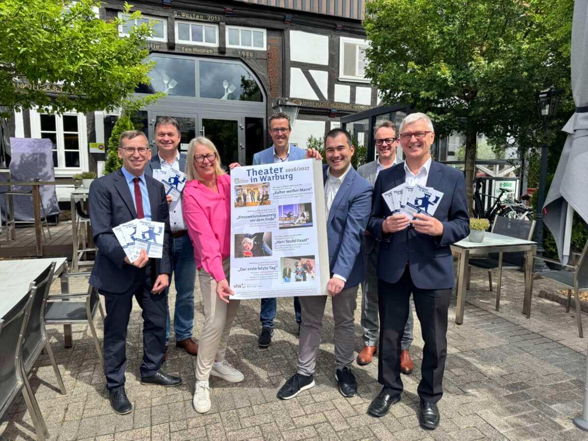 Präsentation des Theater in Warburg Programm 2026-2027 vor dem Hotel ten Hoopen Restaurant Deele in Germete - Mit dabei waren v.l. Tobias Scherf (Bürgermeister), Olaf Krane (Fachbereichsleiter Kultur), Carmen Rütters-Engemann (Koordinatorin Theaterveranstaltungen), Andreas Niggemeyer (Erster Beigeordneter), Dr. Alexander Akel (Leiter VHS), Leander Sasse (Stadtwerke Warburg GmbH/Sponsor), Günter Meier (VerbundVolksbank OWL/Sponsor) | (c) Fedor Waldschmidt