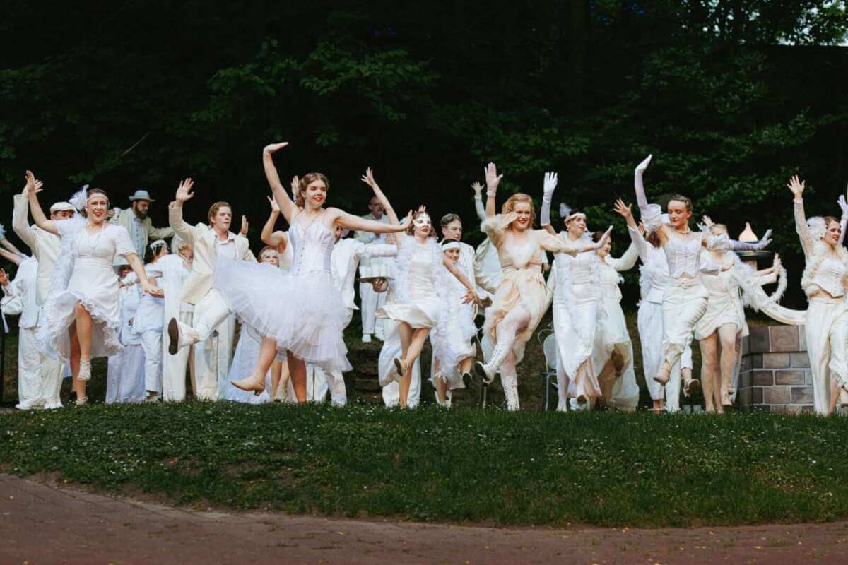 Der große Gatsby - Premierenfoto 11-2026 | (c) Freilichtbühne Bökendorf e. V. | Björn Leisten und Anastasiia Firsova