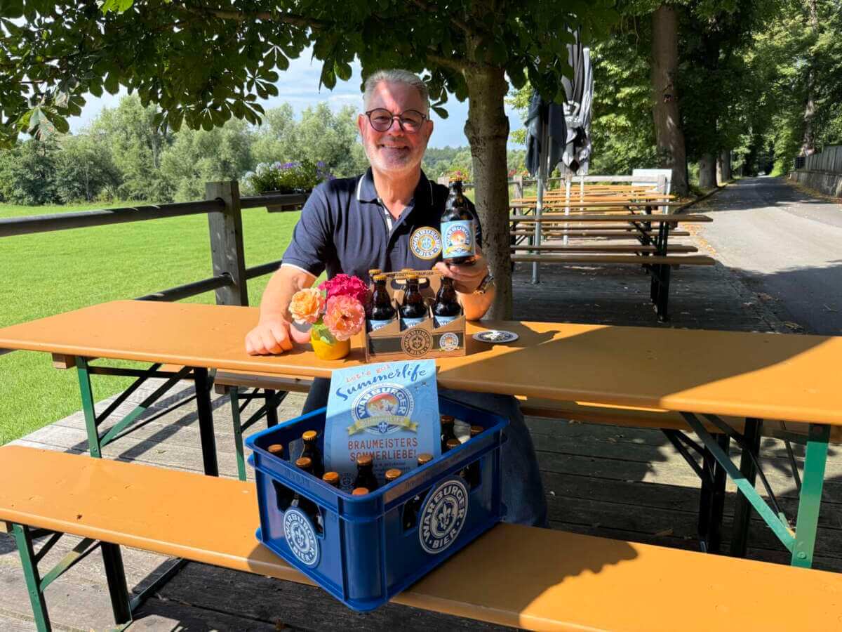 Brauereichef Michael Kohlschein präsentiert die dritte Auflage Warburger Summerlife und lädt mit dem Gastro-Team in den Biergarten Kuhlemühle ein | (c) Valeria Geritzen