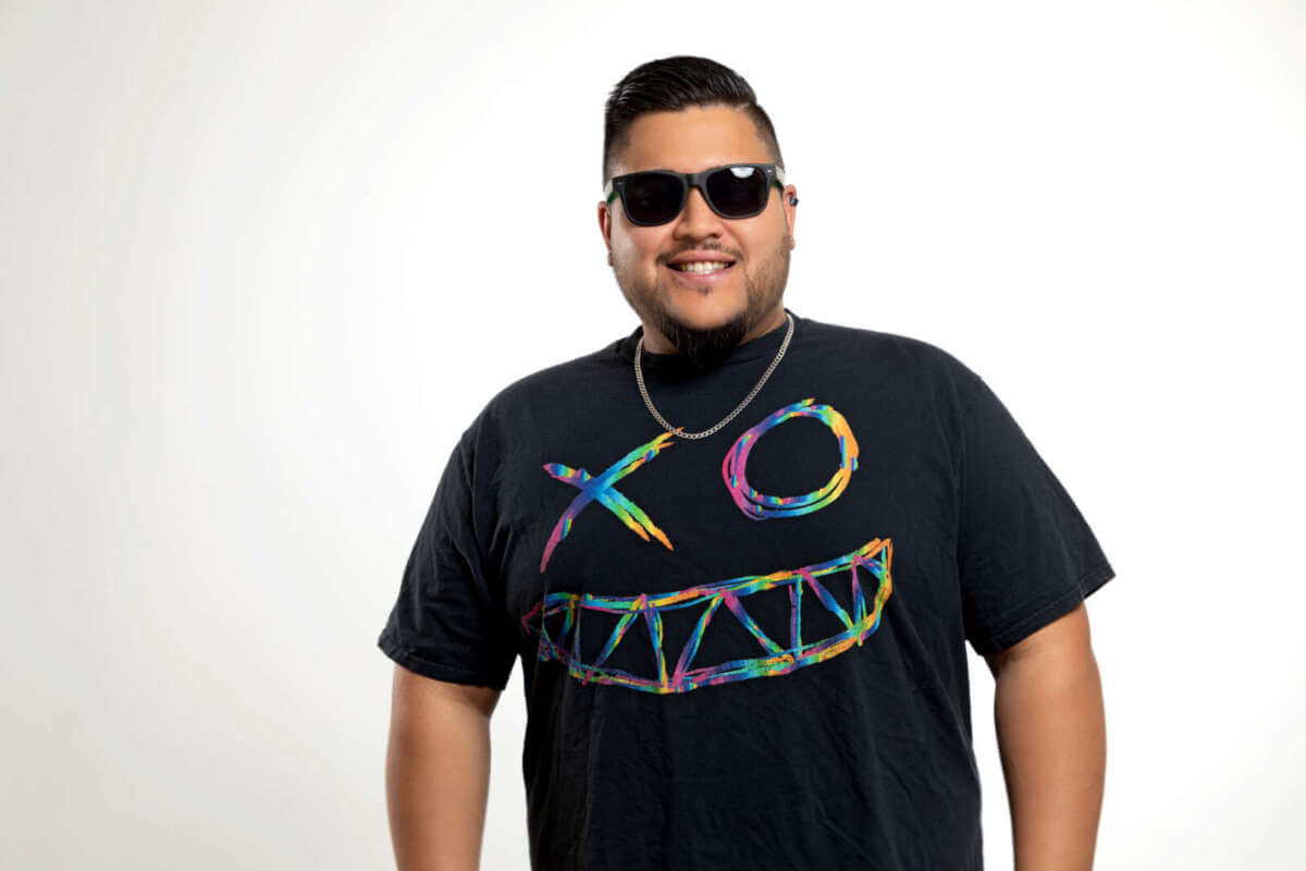DJ Krafty mit Sonnenbrille und schwarzem T-Shirt. Einer der Live_Acts beim Summer Closing Festival in Bad Wildungen.| (C) Andrea Scheffer - photo room