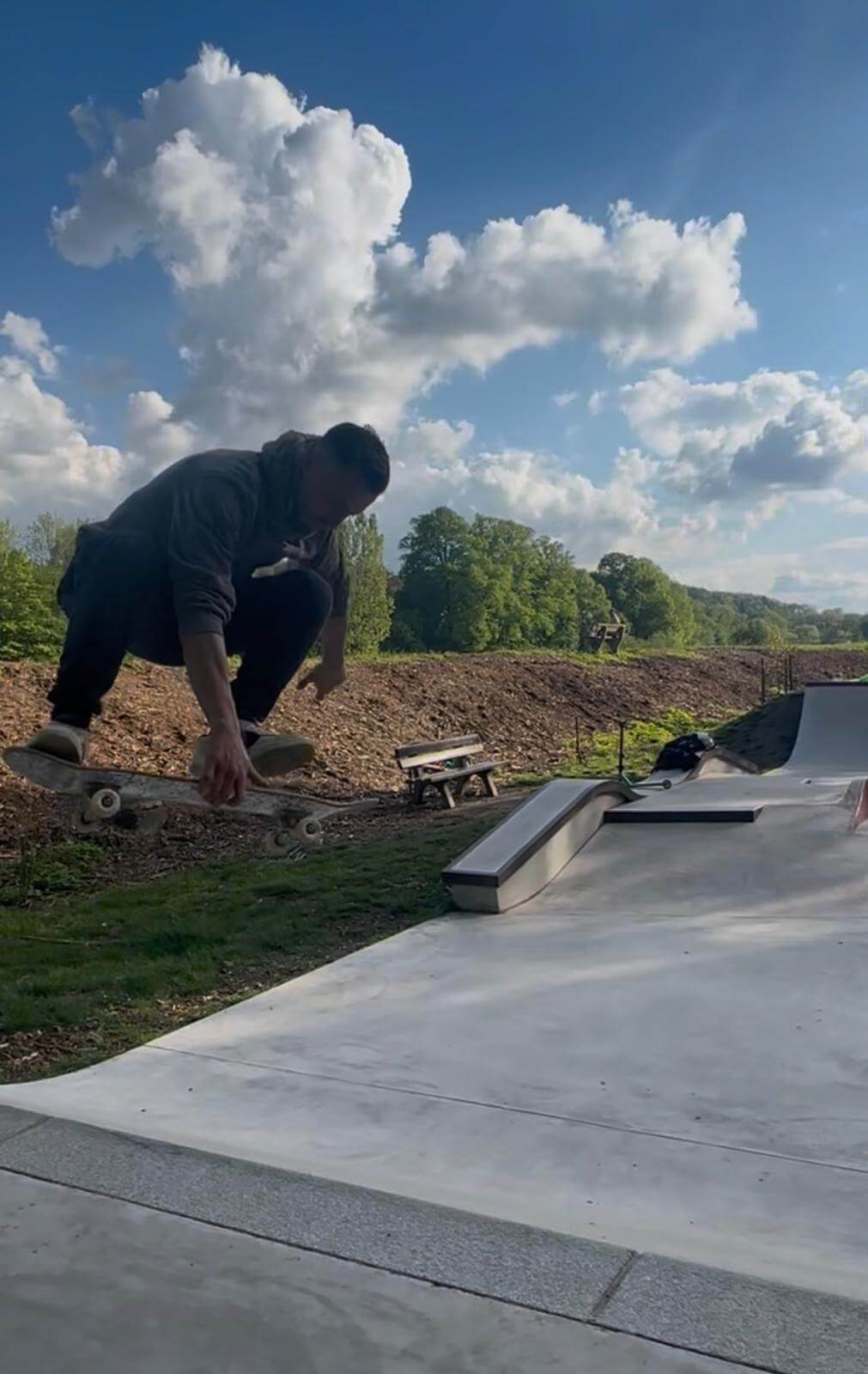 Tobias Heise springt mit dem Skateboard im Skatepark Diemelaue. | (c) Valeria Geritzen