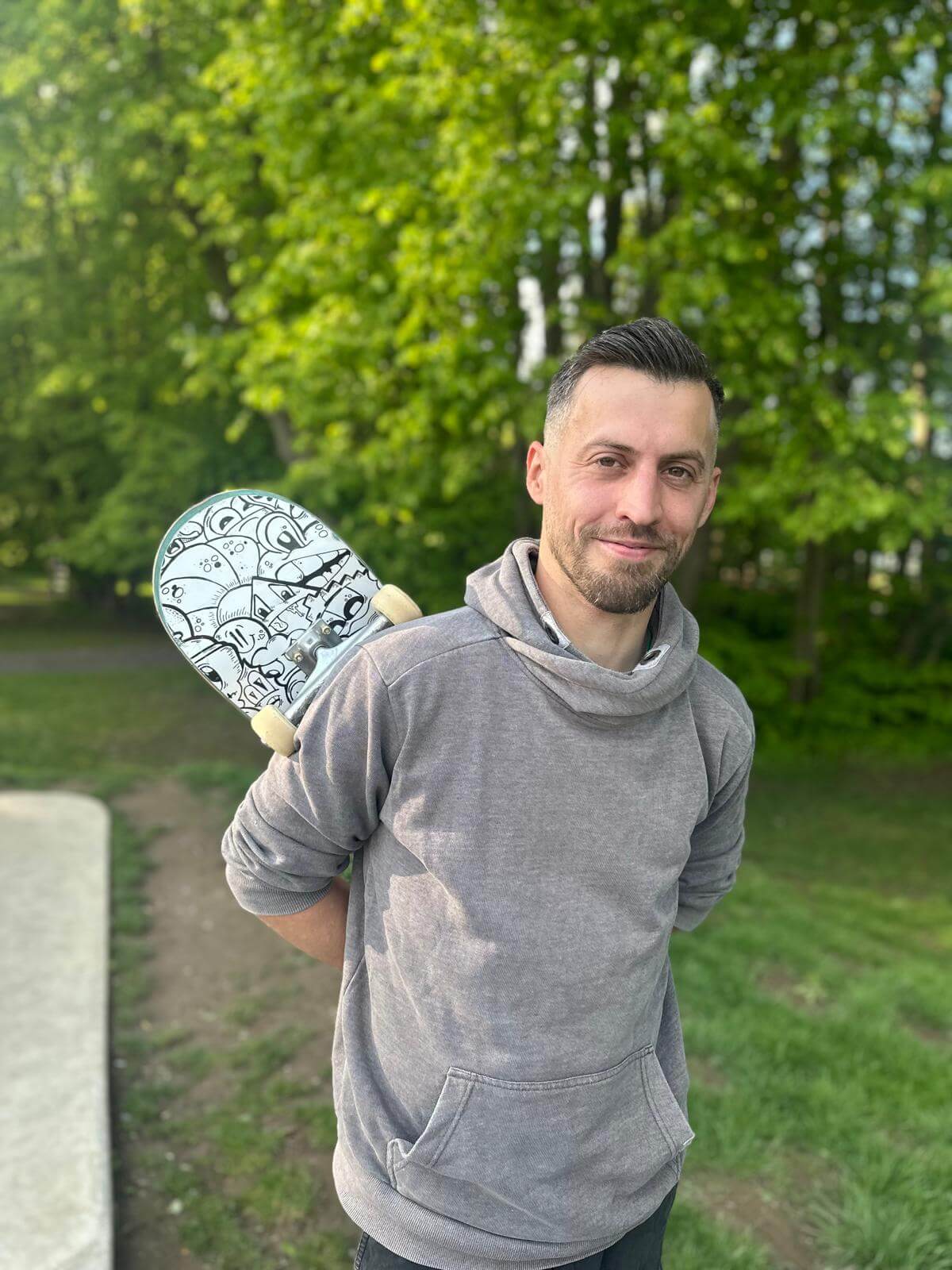 Portrait von Tobias Heise mit Skateboard im Skatepark Diemelaue. | (c) Valeria Geritzen