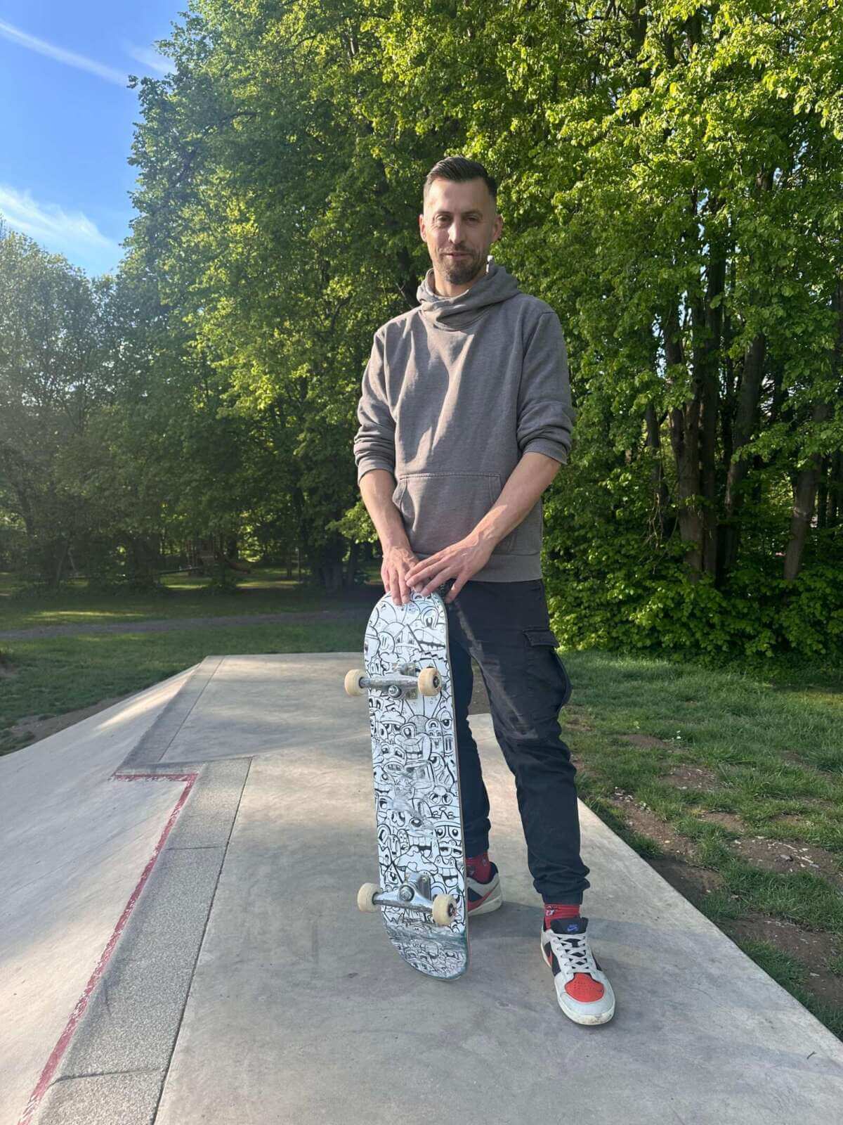 Tobias Heise mit Skateboard im Skatepark Diemelaue in Warburg. | (c) Valeria Geritzen