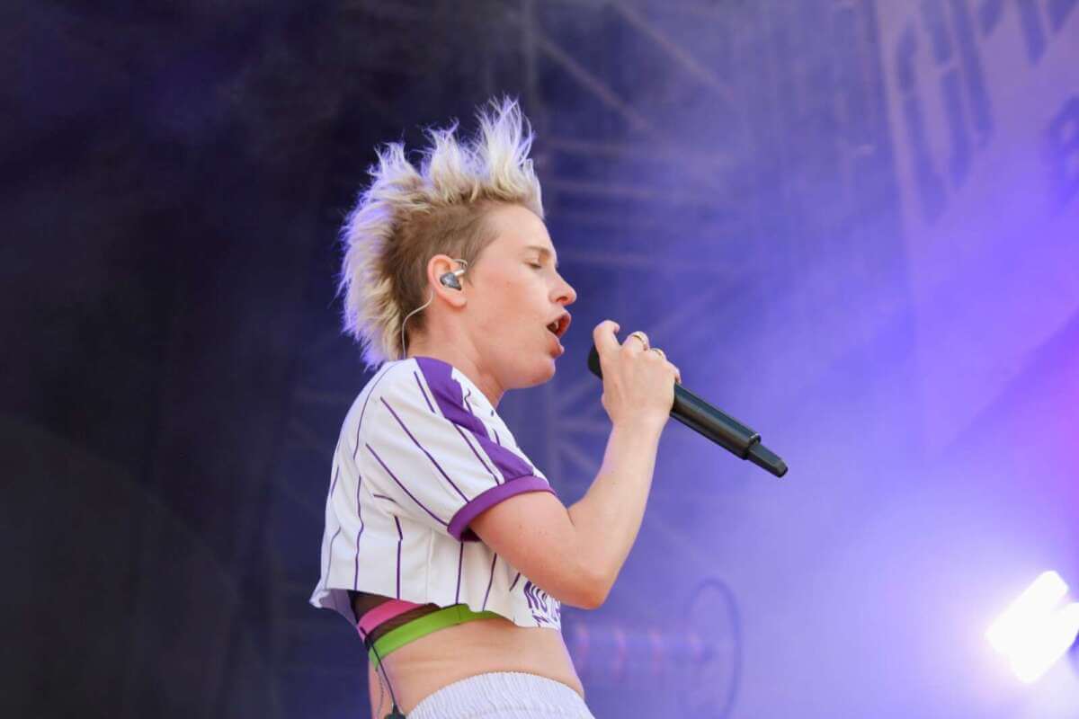 Deine Cousine beim live beim Open Flair 2026 - Freitag - IMG_0080 - Fotograf Alexander Jeppe