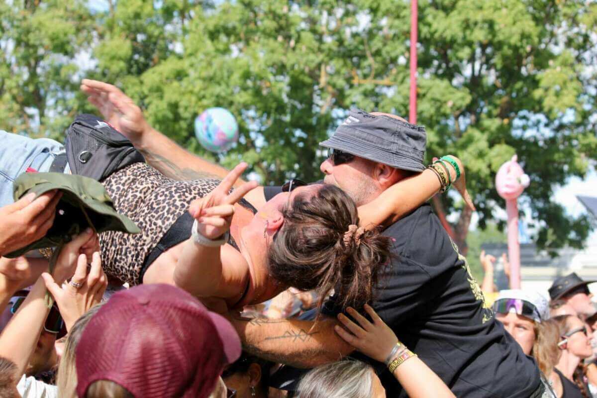 Deine Cousine beim live beim Open Flair 2026 - Freitag - IMG_0193 - Fotograf Alexander Jeppe