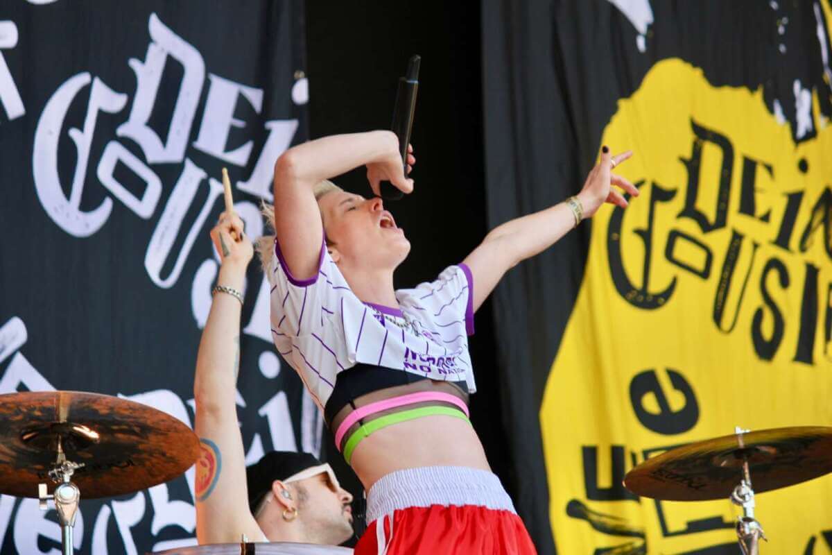 Deine Cousine beim live beim Open Flair 2026 - Freitag - IMG_9918 - Fotograf Alexander Jeppe
