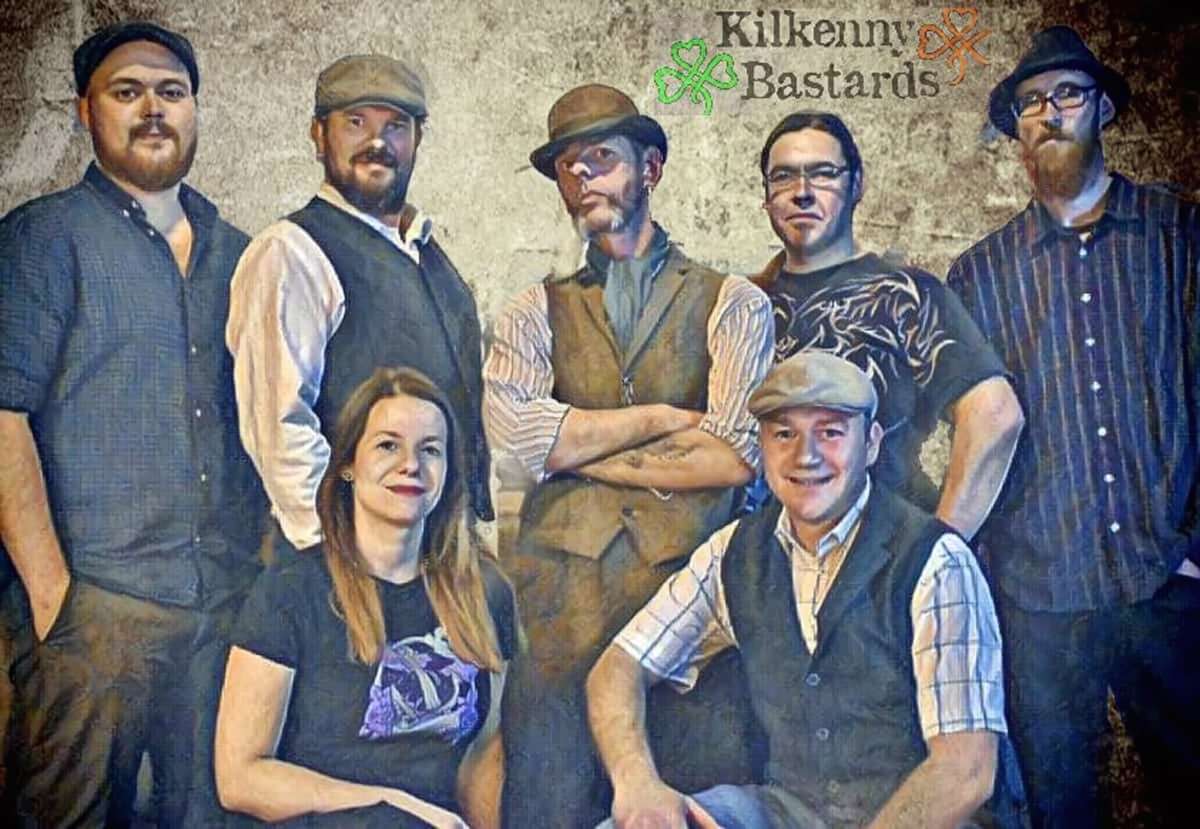 Die Kilkenny Bastards, sechs Männer und eine Frau in Westen, Hemden und Mützen bei einem Gruppenfoto.
