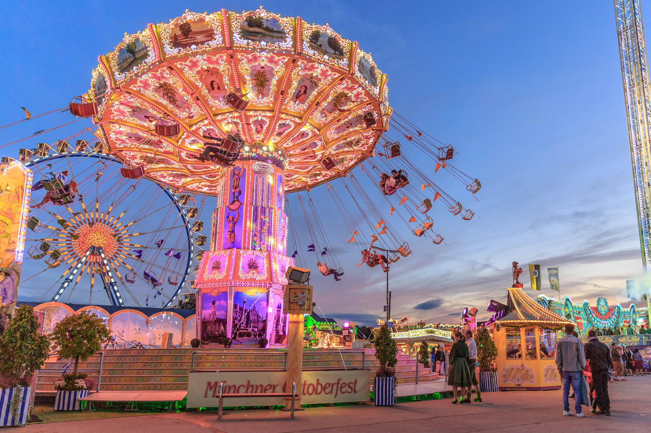 Beleuchtetes Kettenkarussell Wellenflug in der Abenddämmerung