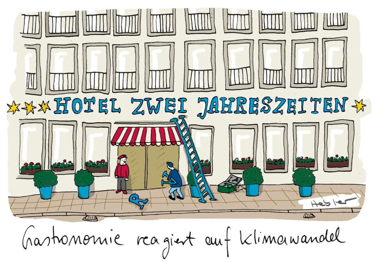 Gezeichneter Cartoon eines großen Hotels mit vielen Fenstern und Blumenkästen. Über dem Eingang steht in großen blauen Buchstaben „Hotel Zwei Jahreszeiten“. Vor dem Gebäude arbeitet ein Mann an einer Leiter. Darunter steht handschriftlich: „Gastronomie reagiert auf Klimawandel“. Cartoon „Zwei Jahreszeiten“ von Ruth Hebler über Klimawandel vor einem Hotel