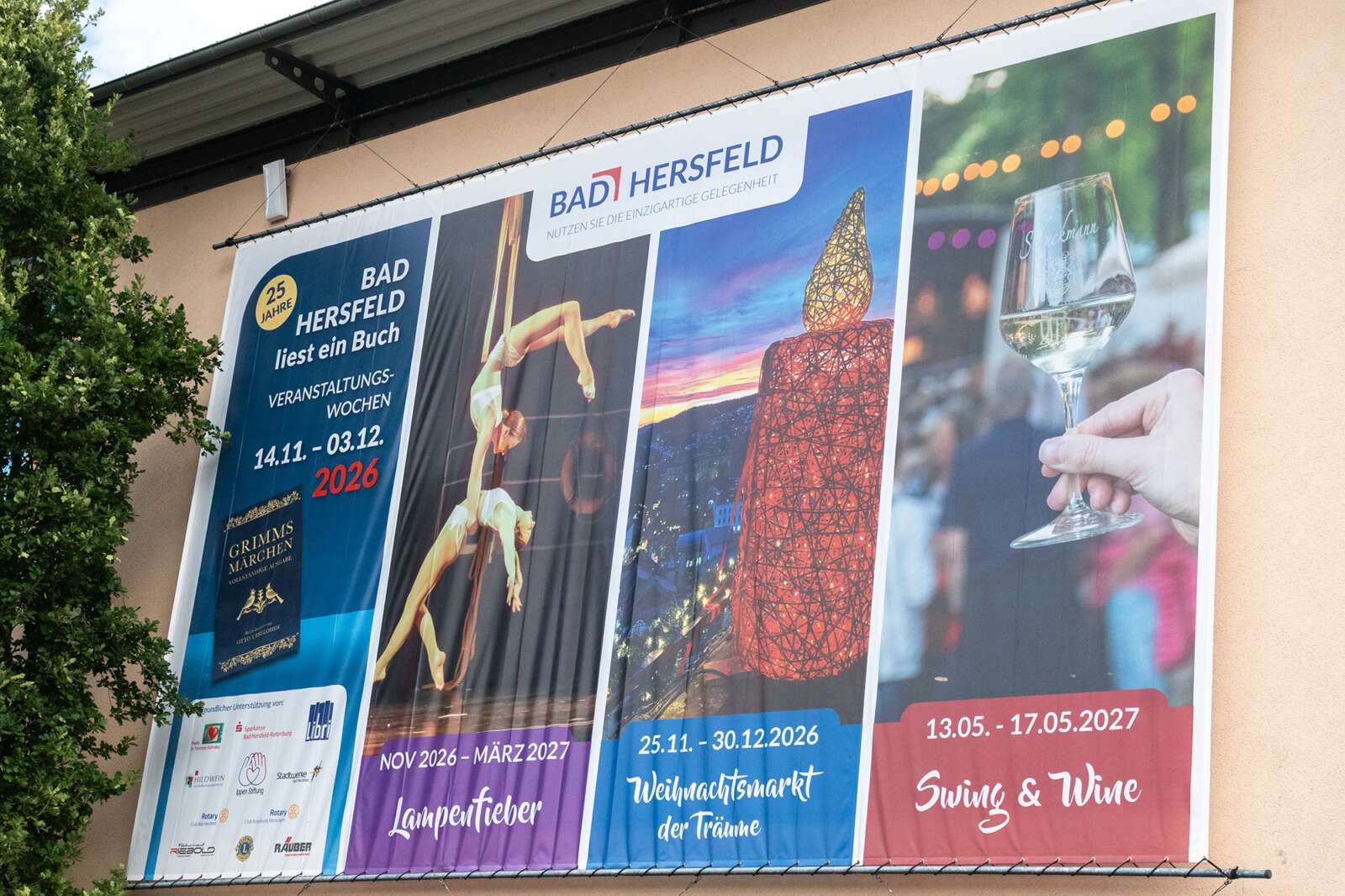 Großes Banner für Bad Hersfeld liest ein Buch 2026 an der Konrad-Duden-Stadtbibliothek.