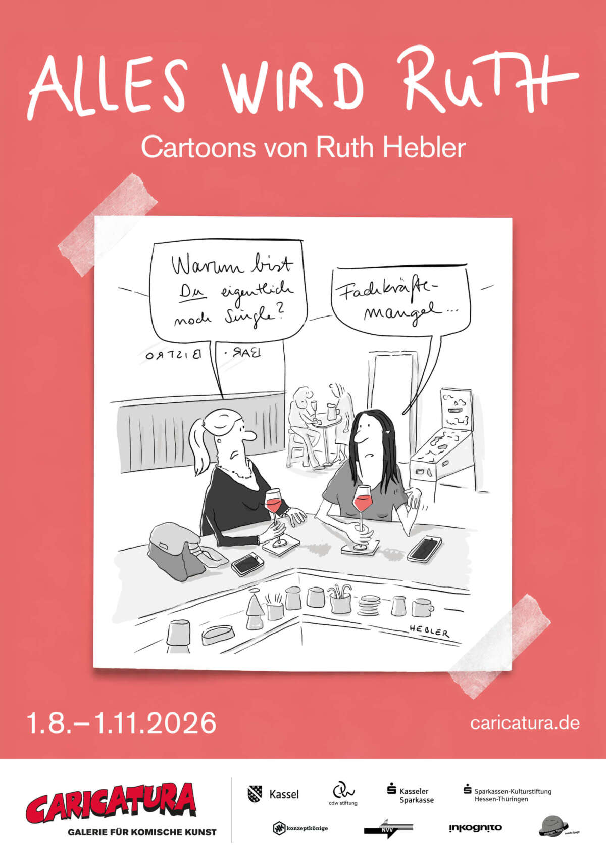 Hochformatiges Ausstellungsplakat auf korallrotem Hintergrund. Oben steht in großer weißer Schrift „Alles wird Ruth“, darunter „Cartoons von Ruth Hebler“. In der Mitte ist ein schwarz-weißer Cartoon wie ein aufgeklebtes Blatt dargestellt. Zwei Frauen sitzen mit Getränken an einer Bar. Eine fragt: „Warum bist Du eigentlich noch Single?“ Die andere antwortet: „Fachkräftemangel …“. Unten stehen der Ausstellungszeitraum „1.8.–1.11.2026“, die Internetadresse caricatura.de sowie das Logo der Caricatura Galerie für Komische Kunst und weitere Förderlogos. Ausstellungsplakat „Alles wird Ruth – Cartoons von Ruth Hebler“ der Caricatura Kassel, 1. August bis 1. November 2026