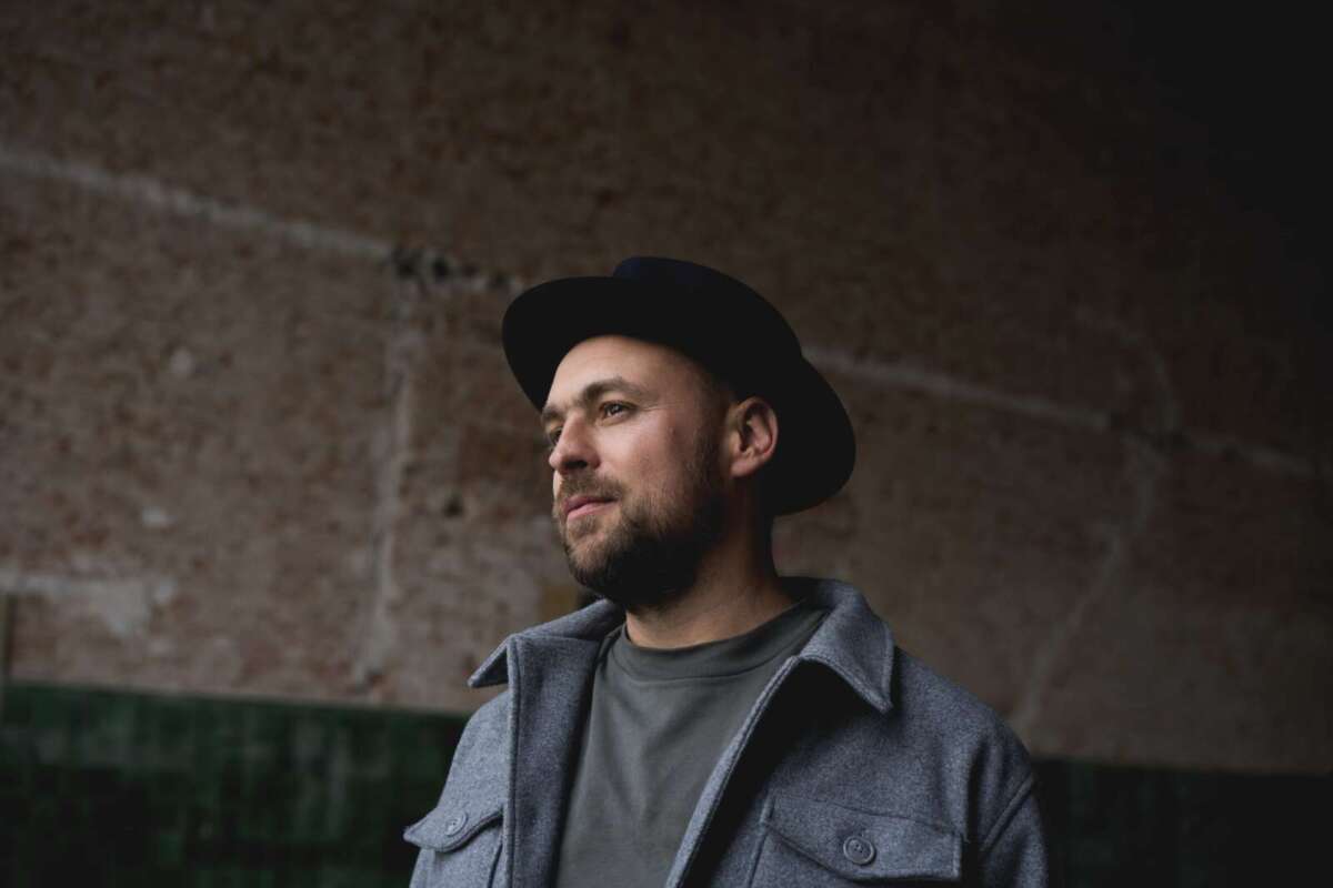Max Mutzke kommt am 8. Oktober 2026 nach Kassel: Bei Rüdiger Baldaufs Trumpet Night trifft seine markante Soulstimme auf neue Arrangements, Funk-Grooves und viel Raum für spontane musikalische Ideen. Foto: Nils Müller. Presseporträt von Max Mutzke aus dem Jahr 2021. Der Sänger ist am 8. Oktober 2026 Stargast bei Rüdiger Baldaufs Trumpet Night im Anthroposophischen Zentrum Kassel. Die Aufnahme stammt von Nils Müller.