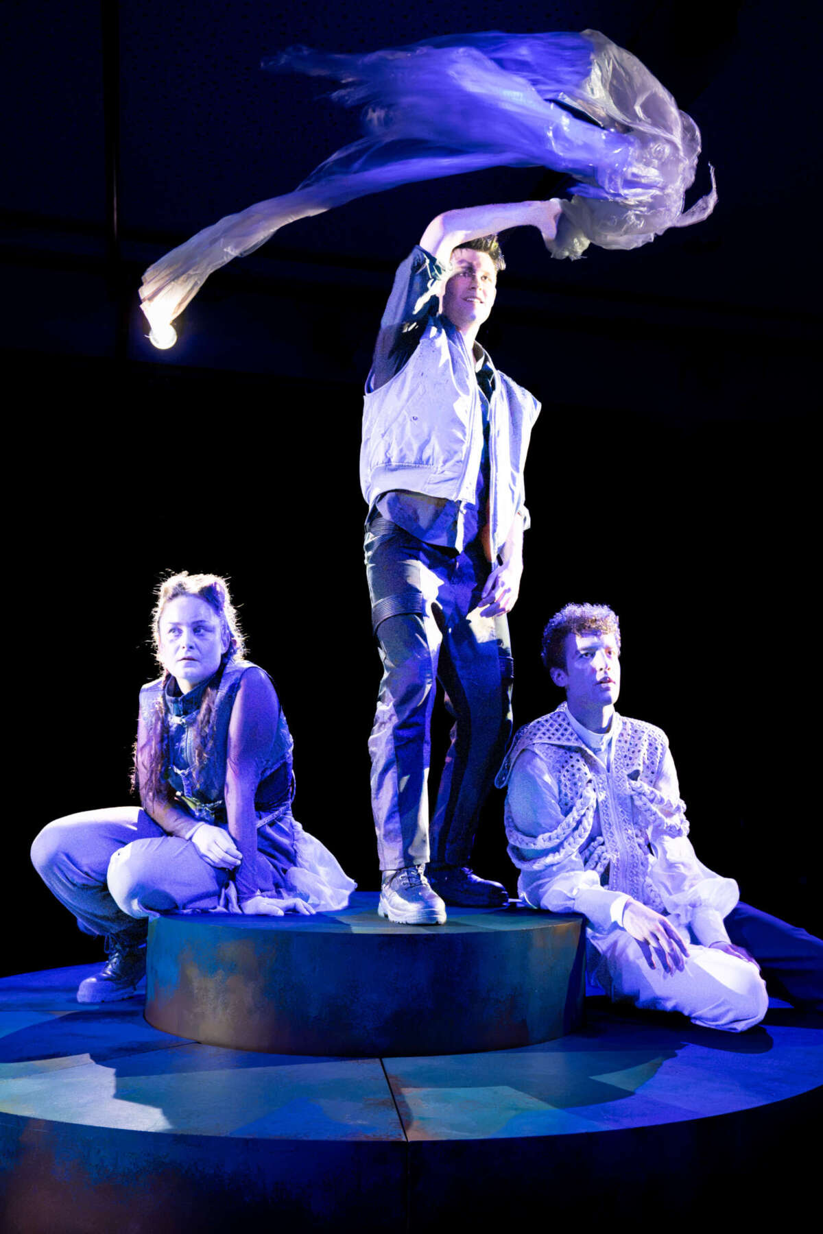 Troja! Blinde Passagiere im trojanischen Pferd – jott am Theater Paderborn Antonia Tenbrock, Samuel Spieß und Kaspar Jöhnk in Troja! Blinde Passagiere im trojanischen Pferd am Theater Paderborn.